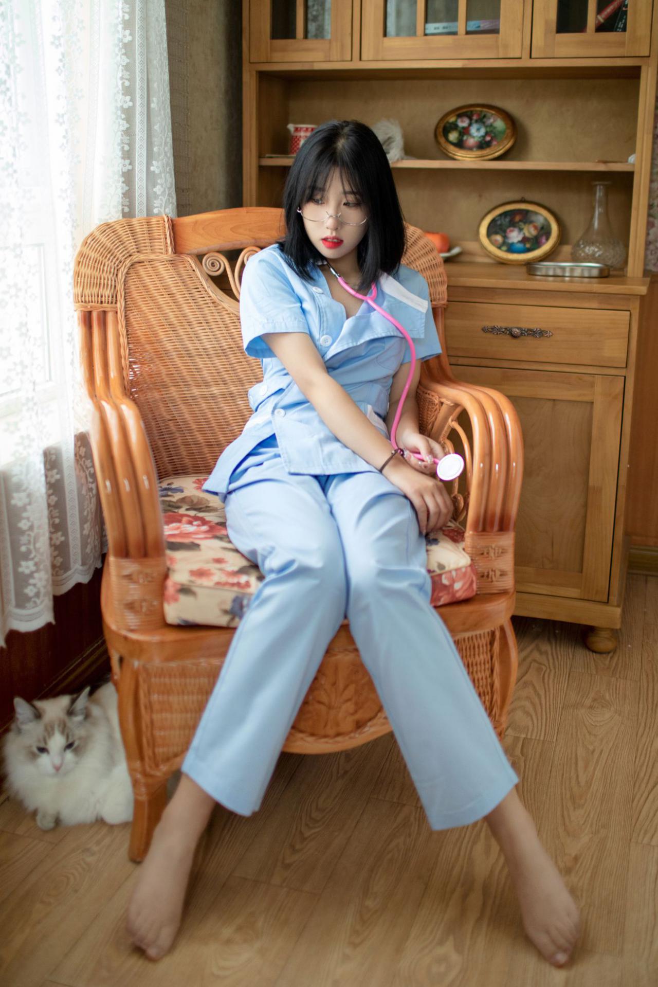 微博美少女会拍照的咔咔性感Cosplay写真护士装 白色连衣裙 (3)