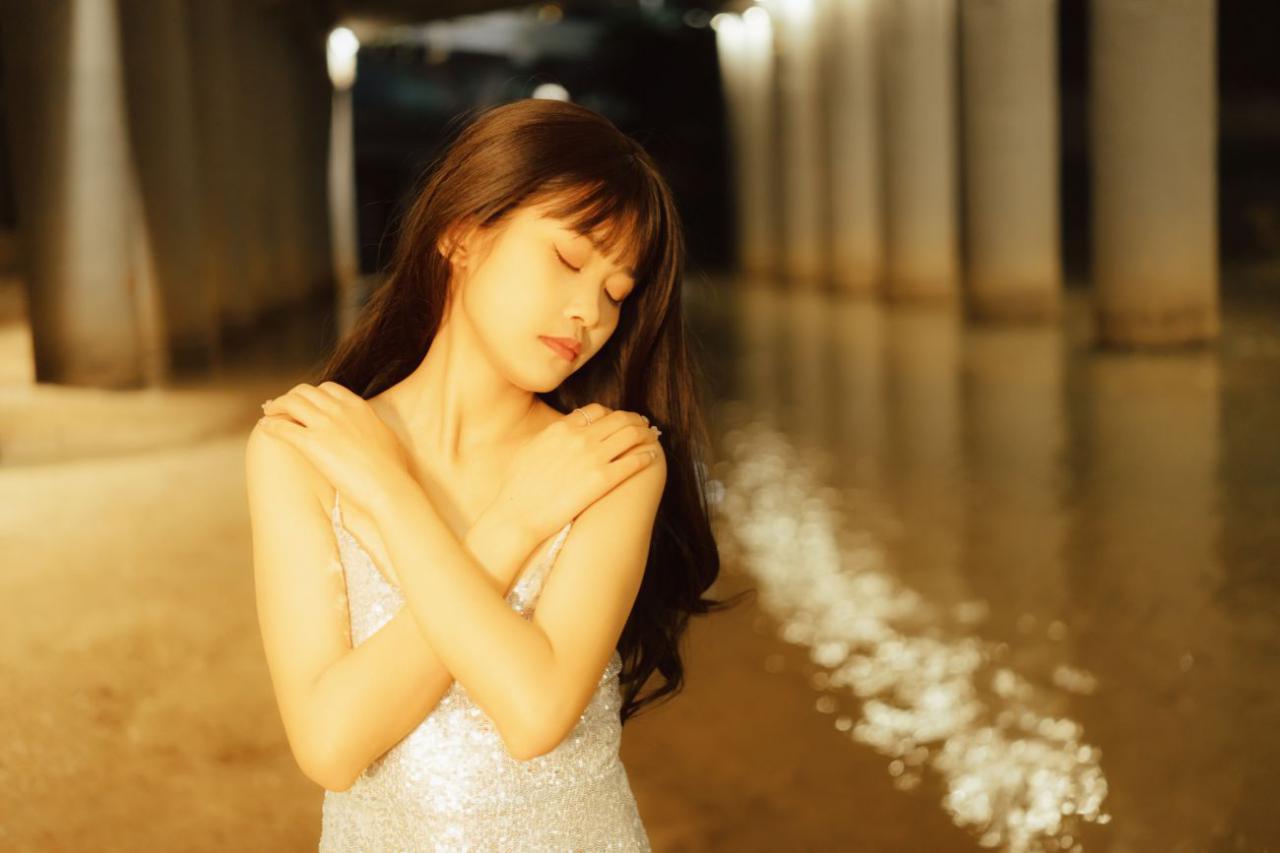 YITUYU艺图语模特唯美写真2021.11.25期桥洞下的少女小可 (17)