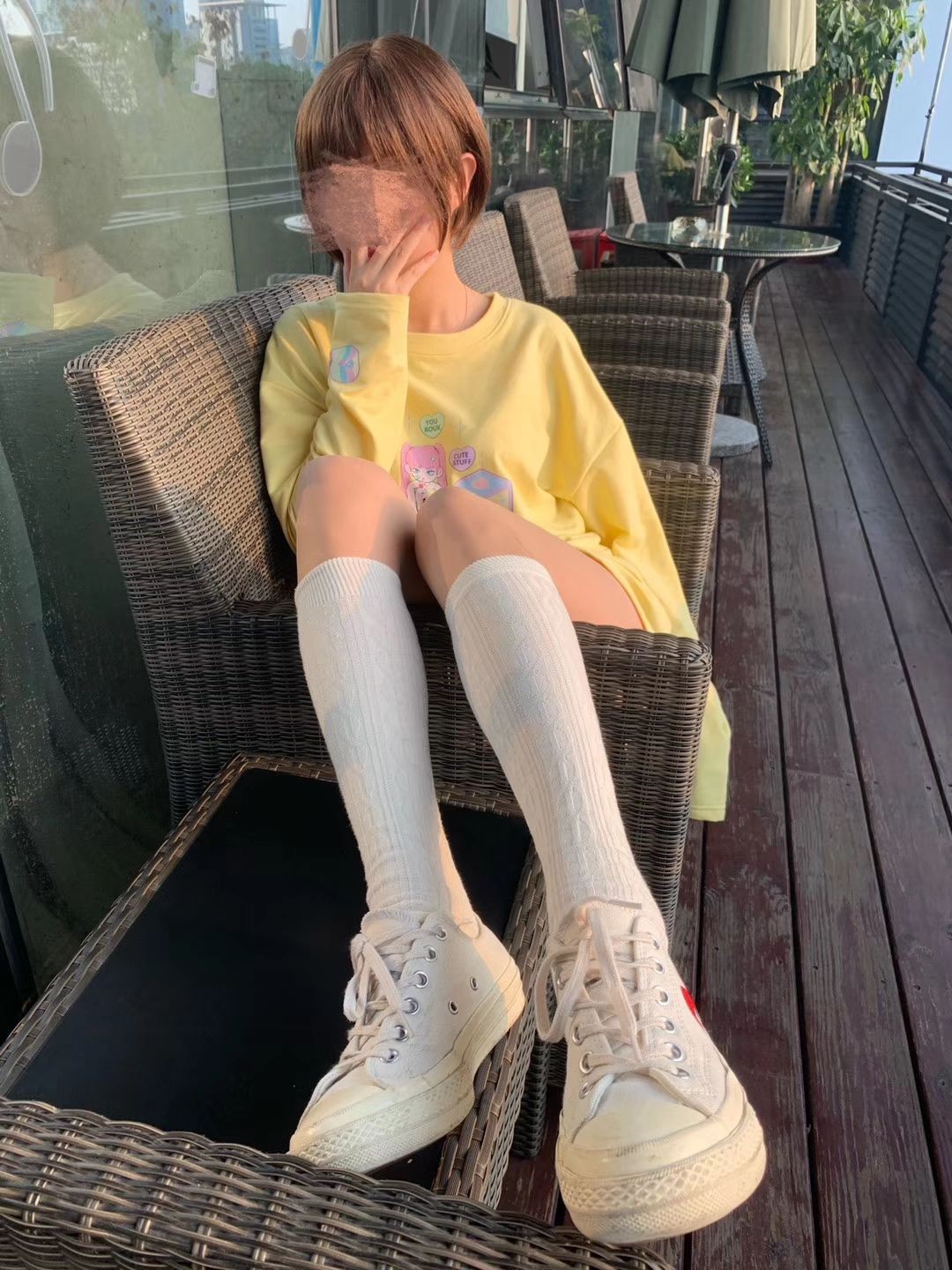 白色长筒肉丝美脚