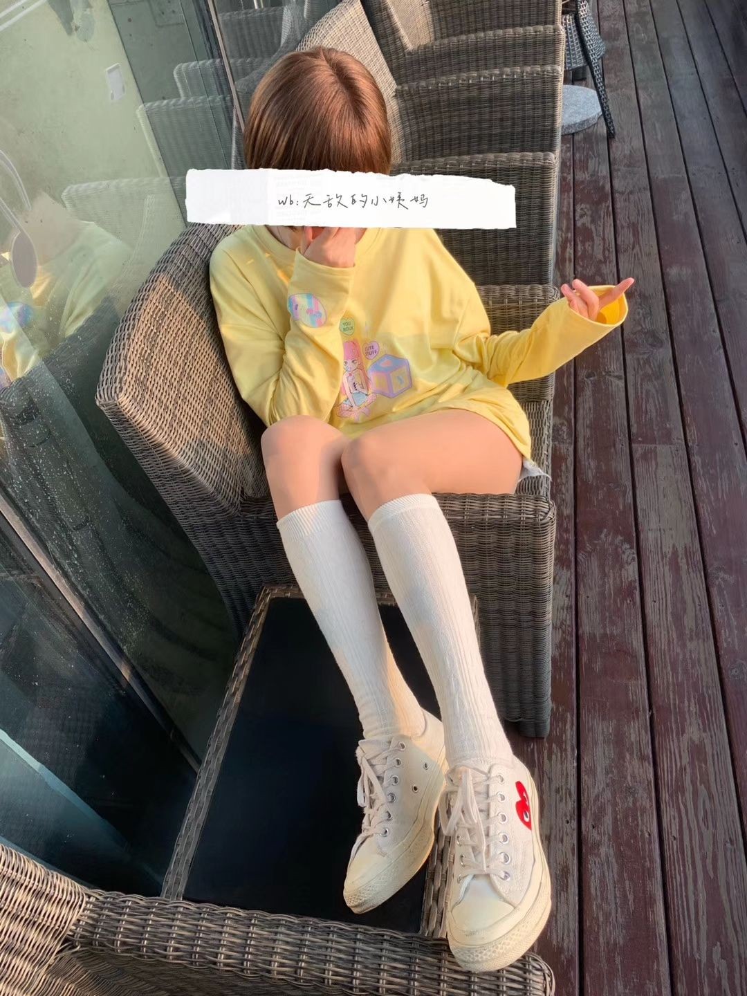 白色长筒肉丝美脚