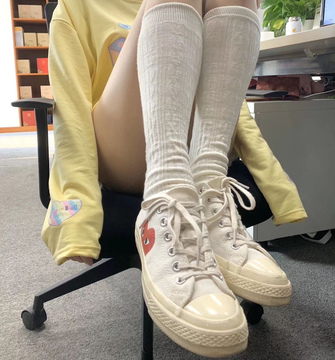 白色长筒肉丝美脚