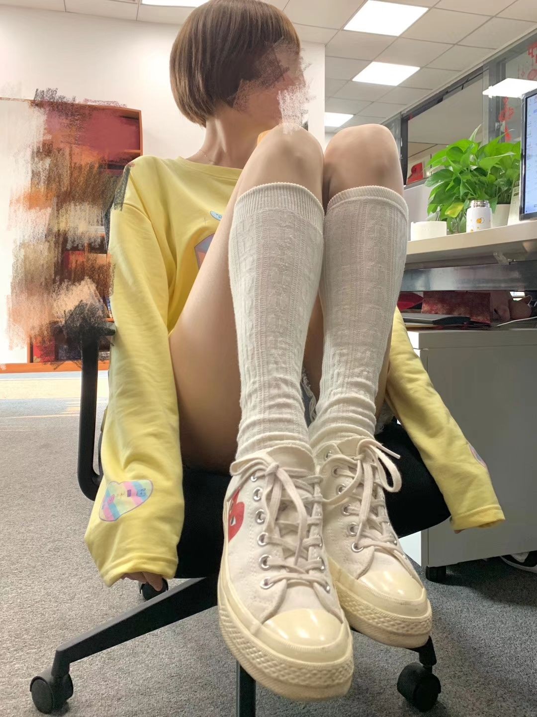 白色长筒肉丝美脚