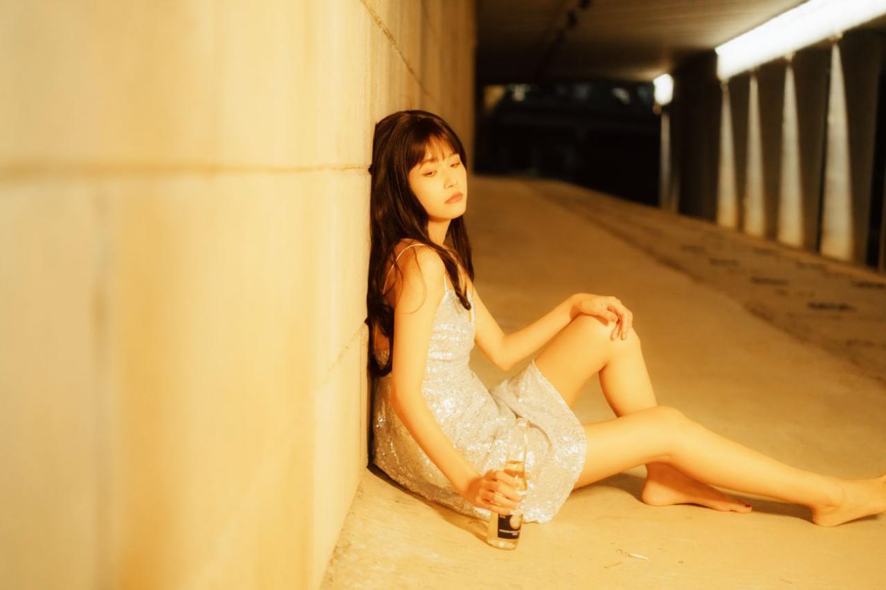 YITUYU艺图语模特唯美写真2021.11.25期桥洞下的少女小可 (23)