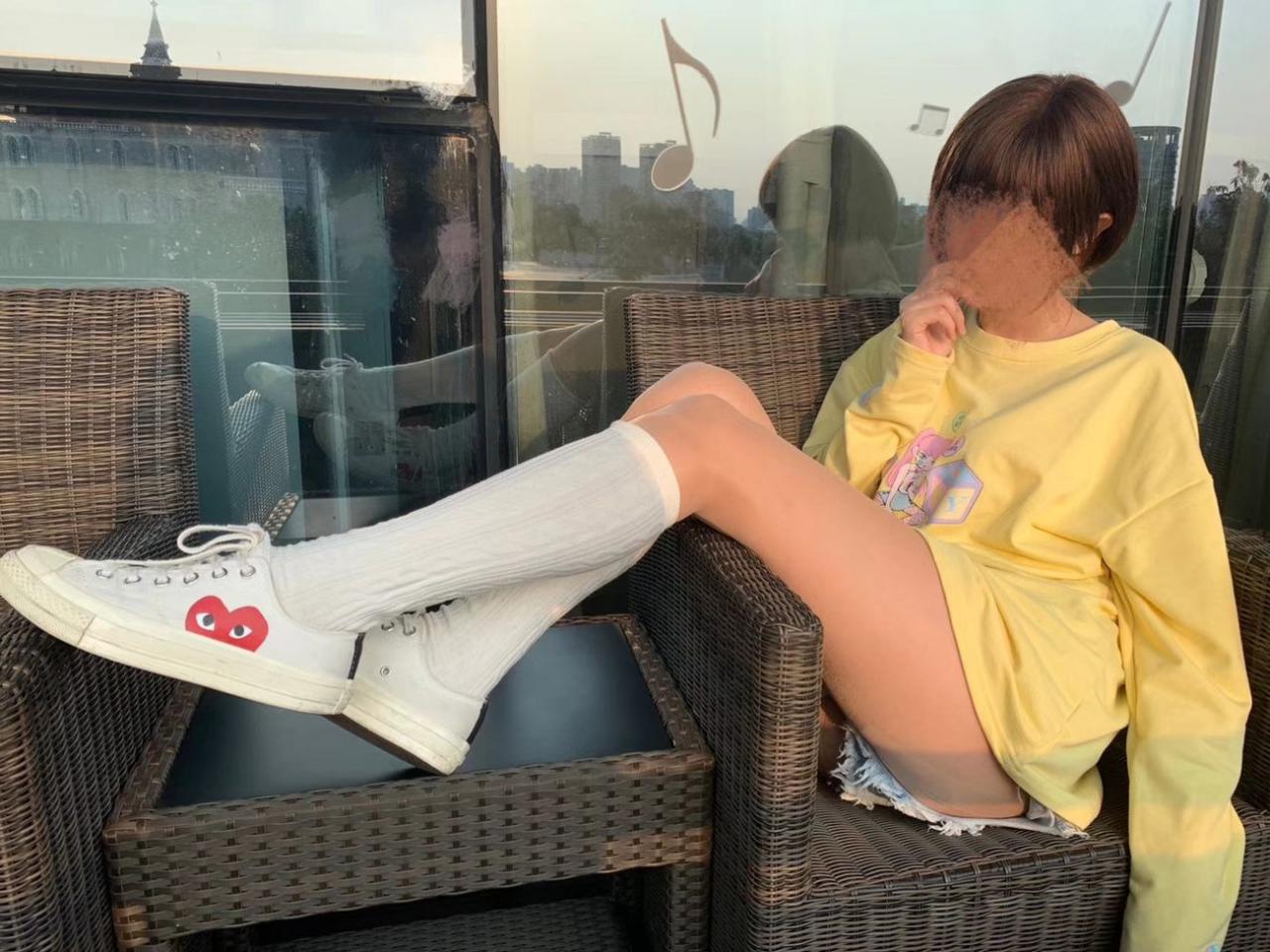 白色长筒肉丝美脚