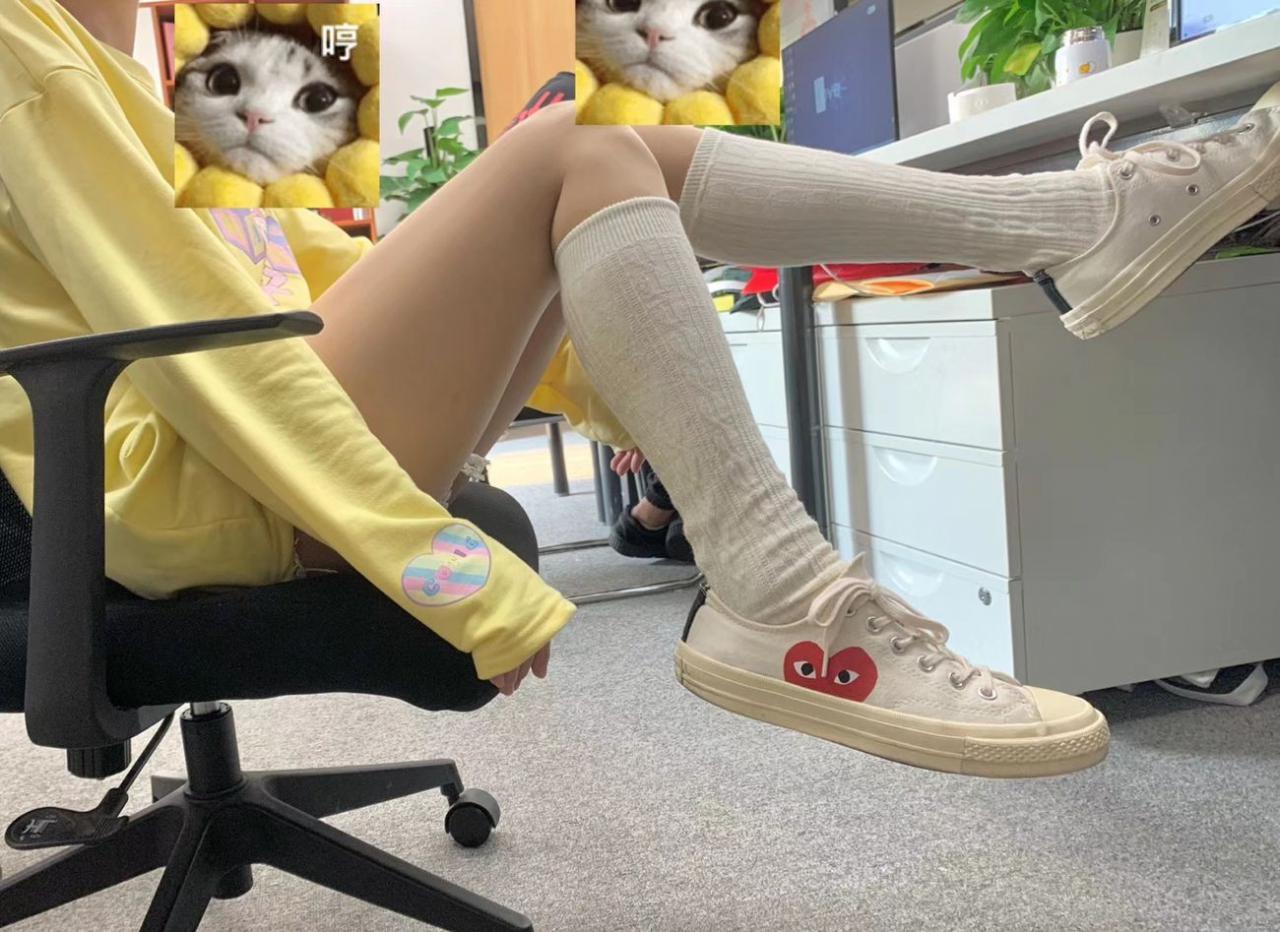 白色长筒肉丝美脚