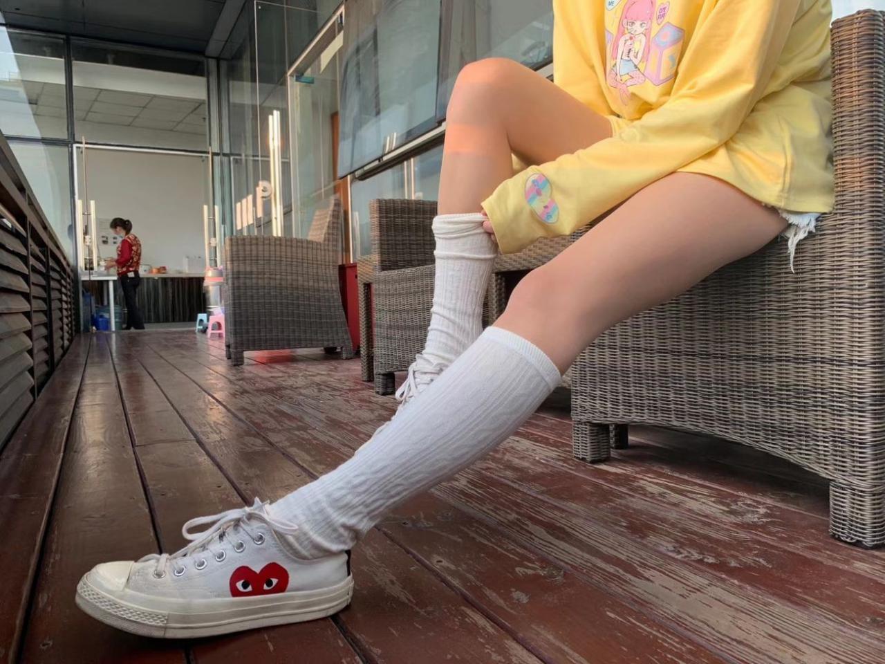 白色长筒肉丝美脚